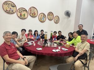 dinner group pic2