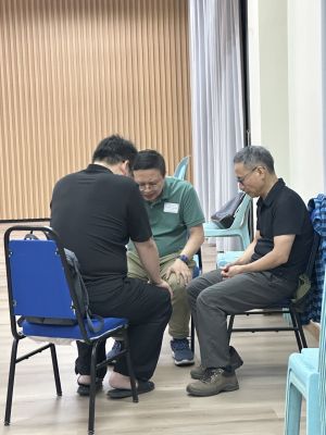 pray in small groups1